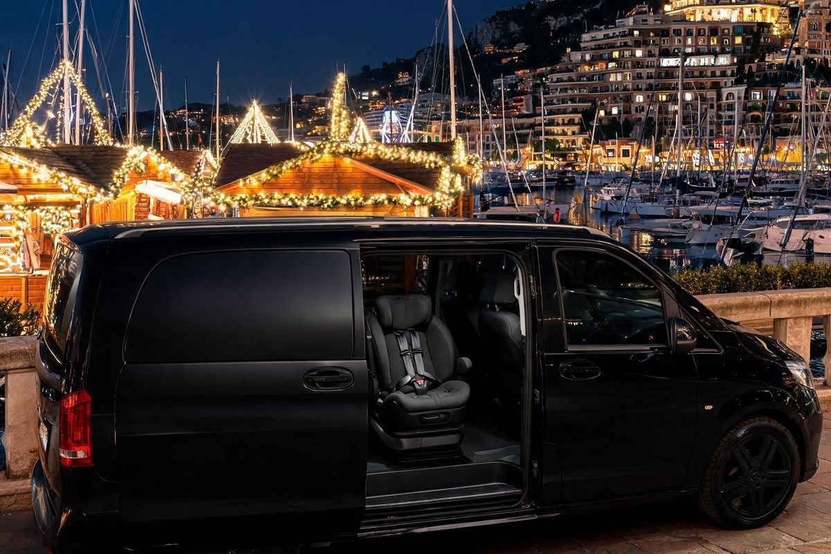 VTC Monaco avec siège bébé devant les chalets illuminés du Village de Noël au quai Albert 1er